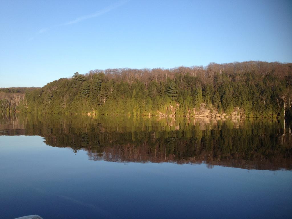 Little Hawk Resort & Marina Algonquin Highlands Exterior photo