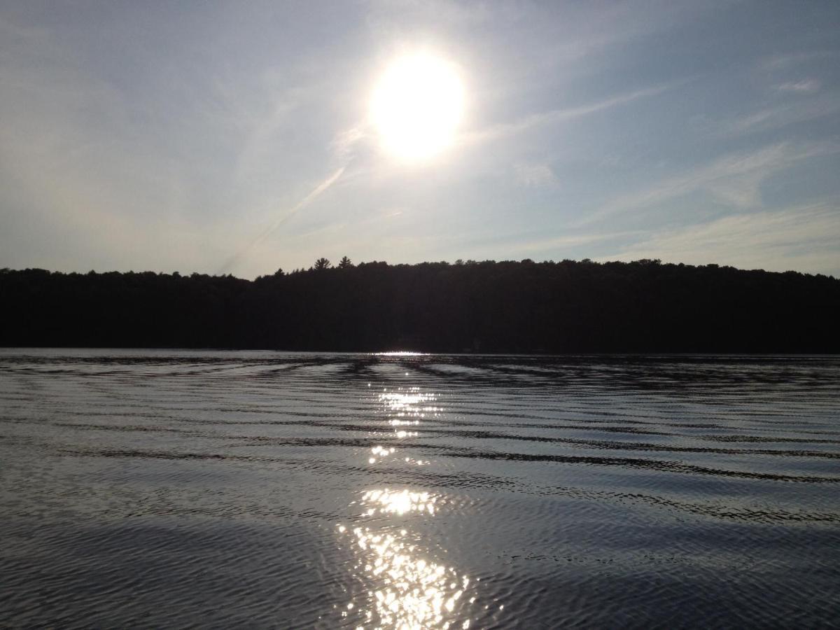 Little Hawk Resort & Marina Algonquin Highlands Exterior photo